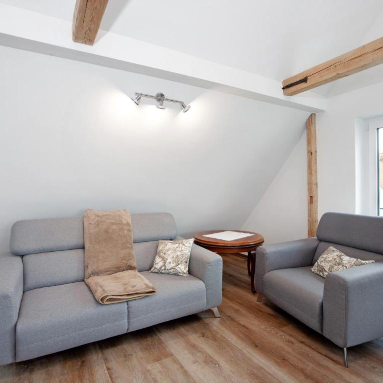 Neu renovierte Dachgeschosswohnung - Deluxe-Apartment mit 2 Schlafzimmern und Gartenblick - 3