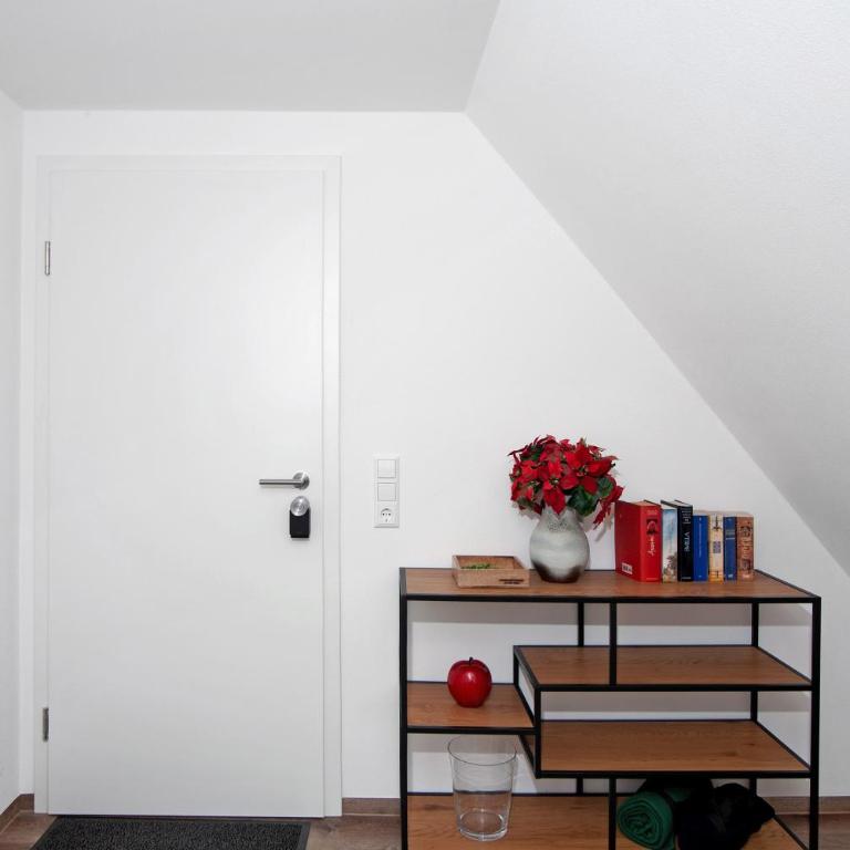 Neu renovierte Dachgeschosswohnung - Deluxe-Apartment mit 2 Schlafzimmern und Gartenblick - 13
