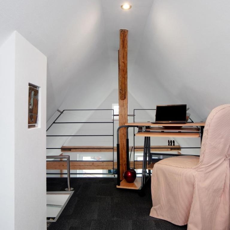 Neu renovierte Dachgeschosswohnung - Deluxe-Apartment mit 2 Schlafzimmern und Gartenblick - 11
