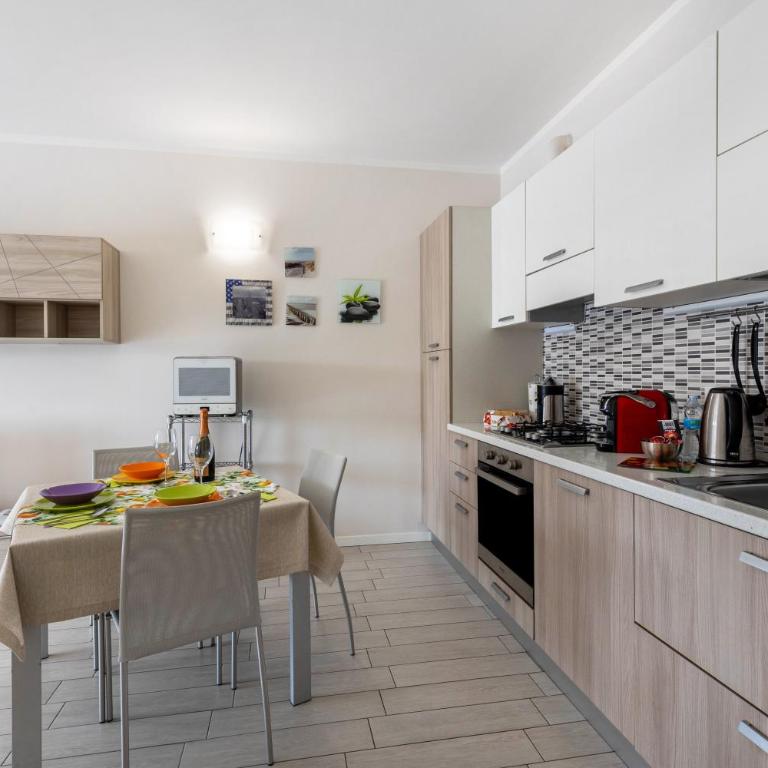Delizioso Residence Vista Lago - Appartamento Deluxe con 2 Camere da Letto e Vista Giardino - 7