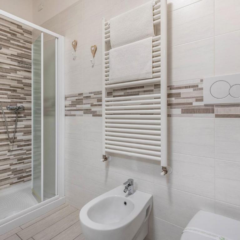 Delizioso Residence Vista Lago - Appartamento Deluxe con 2 Camere da Letto e Vista Giardino - 14
