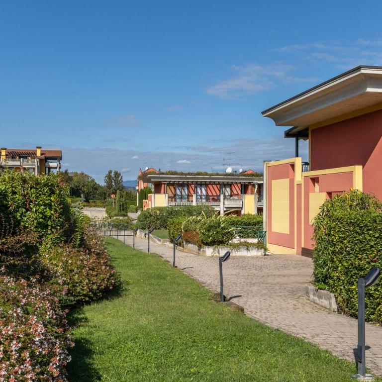 Delizioso Residence Vista Lago - Appartamento Deluxe con 2 Camere da Letto e Vista Giardino - 32