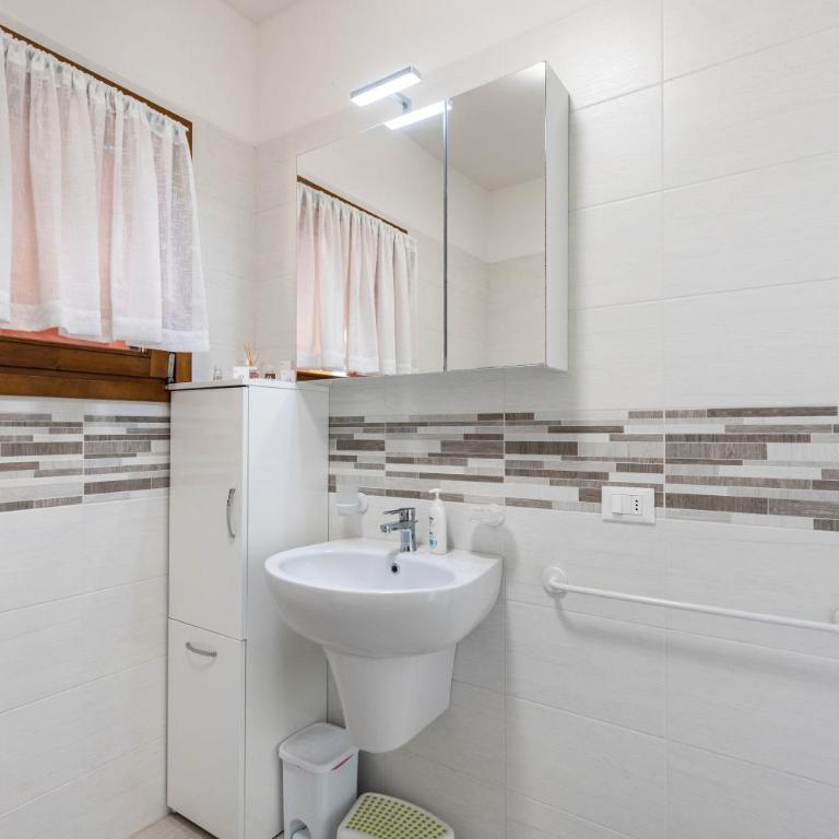 Delizioso Residence Vista Lago - Appartamento Deluxe con 2 Camere da Letto e Vista Giardino - 15