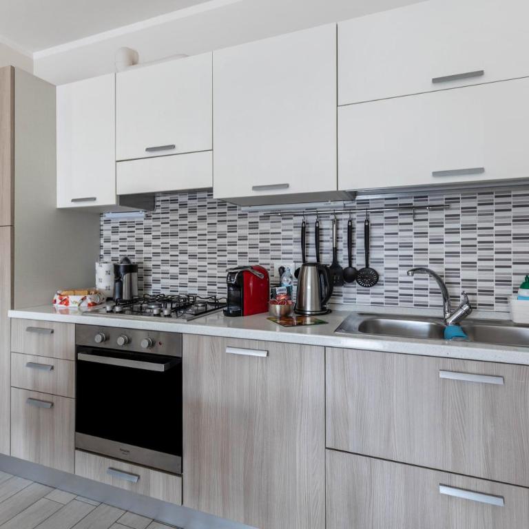 Delizioso Residence Vista Lago - Appartamento Deluxe con 2 Camere da Letto e Vista Giardino - 8