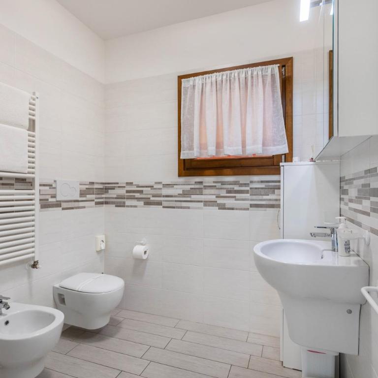 Delizioso Residence Vista Lago - Appartamento Deluxe con 2 Camere da Letto e Vista Giardino - 16