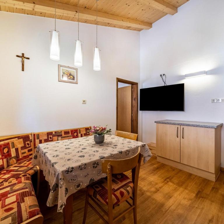 Eggerhof Familienparadies - Two-Bedroom Deluxe Apartment with Balcony - 10