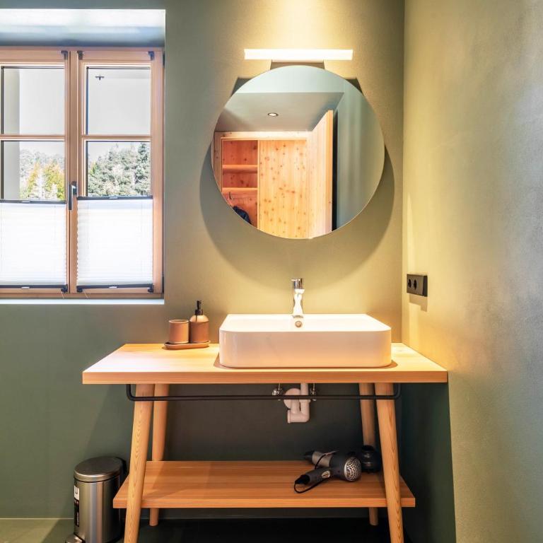 Hof im Thal Apt Linde - Two-Bedroom Deluxe Apartment with Garden View - 5