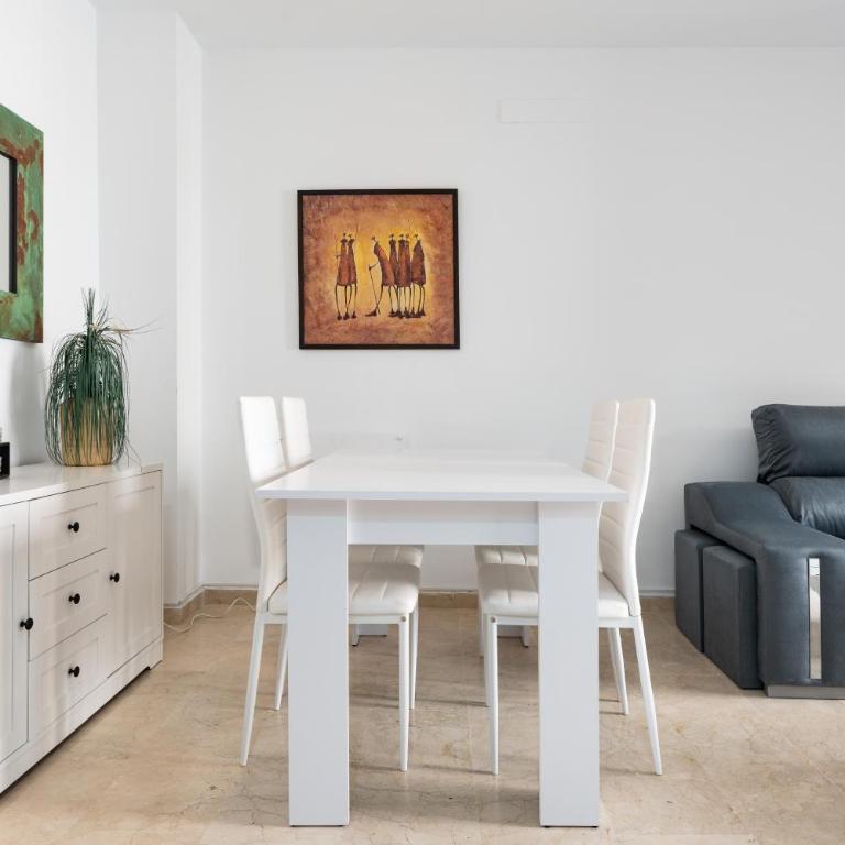 Town Apartment in Fuengirola Centre - Apartamento Deluxe de 2 dormitorios con balcón - 3