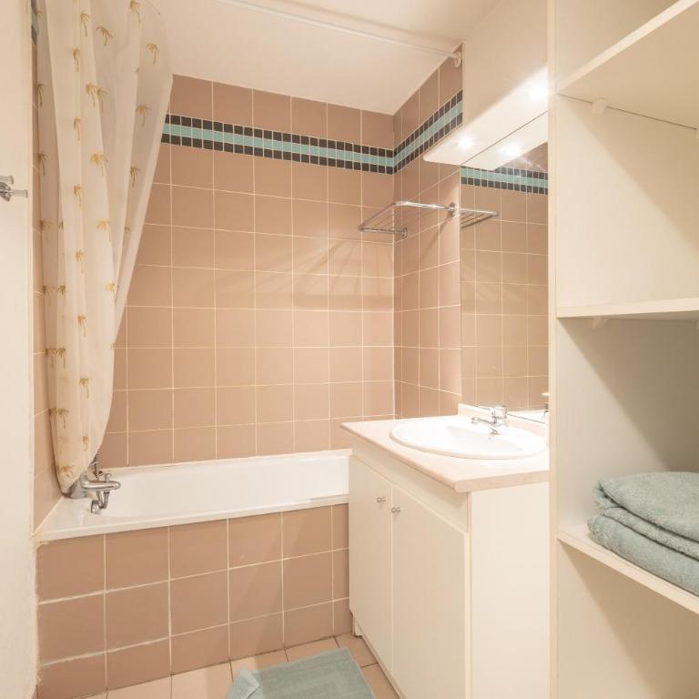 Un Jardin Au Coeur De Luchon - Superior One-Bedroom Apartment with Balcony - 12