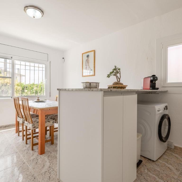 Casa Teresa Deltebre - Three-Bedroom House - 8