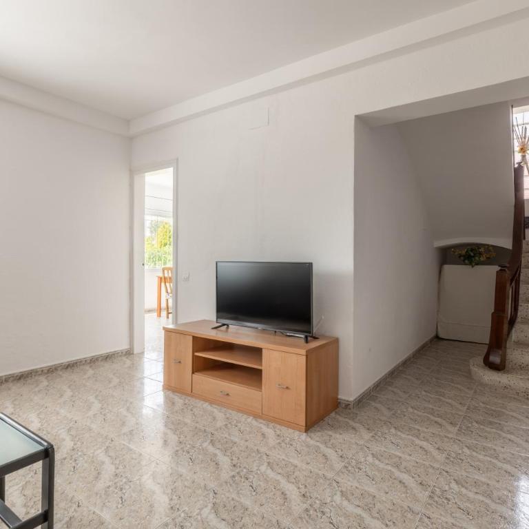 Casa Teresa Deltebre - Three-Bedroom House - 9