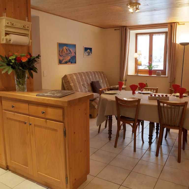 Gîte - La Ferme Du Mont Blanc - Two-Bedroom Deluxe Apartment with Garden View - 2