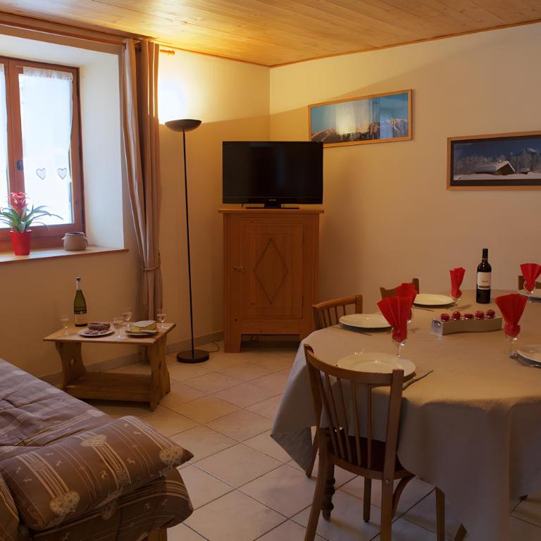 Gîte - La Ferme Du Mont Blanc - Two-Bedroom Deluxe Apartment with Garden View - 3