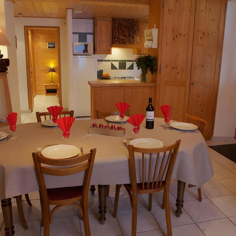 Gîte - La Ferme Du Mont Blanc - Two-Bedroom Deluxe Apartment with Garden View - 4