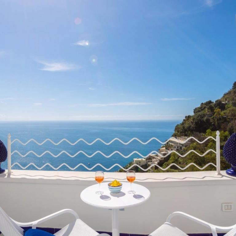 Aurora Luxury Suites Seaview - One-Bedroom House - 11