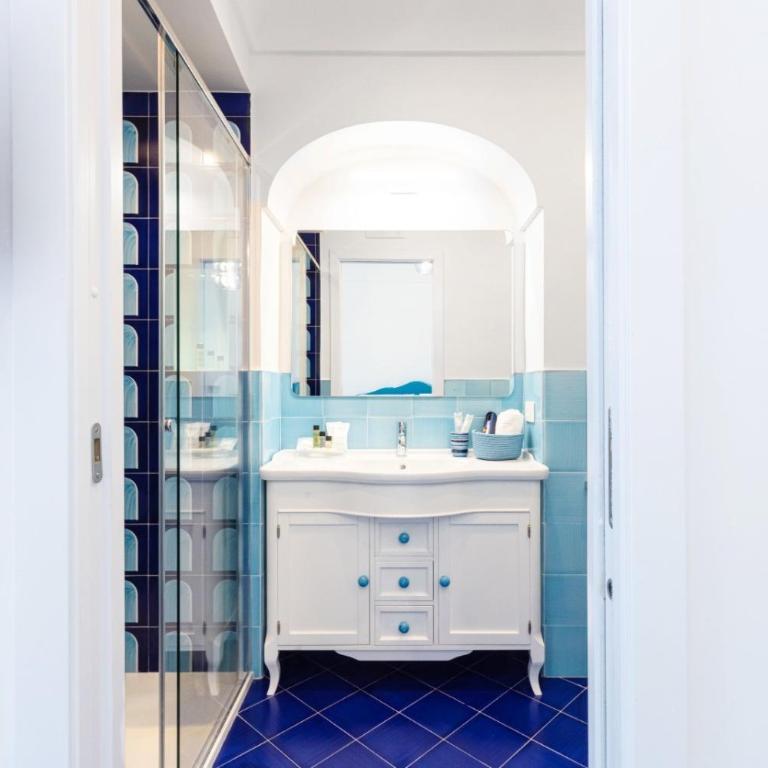 Aurora Luxury Suites Seaview - One-Bedroom House - 27