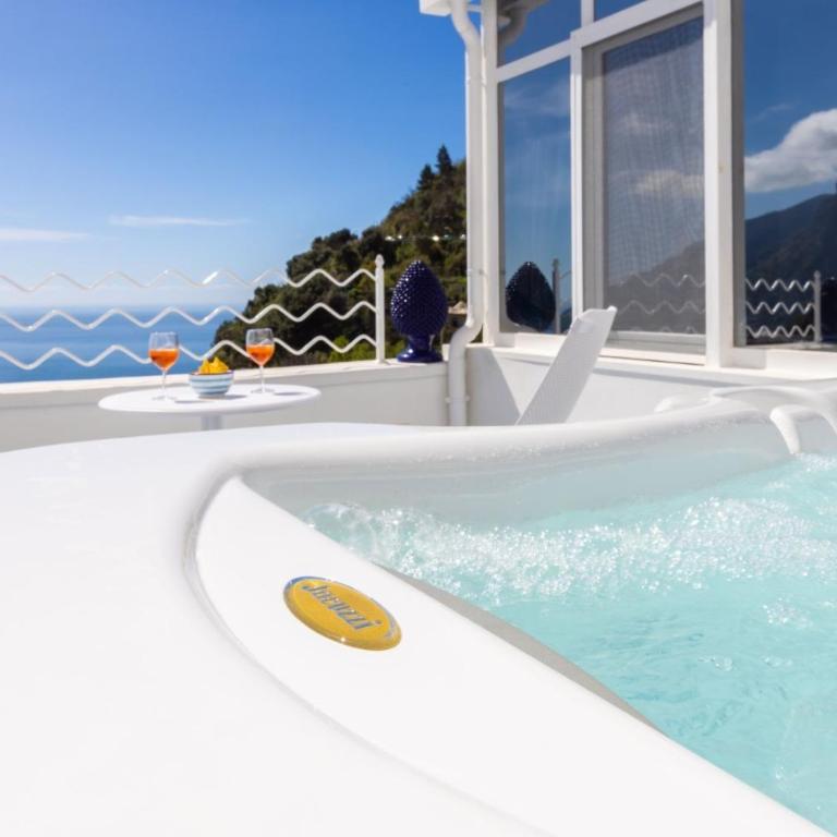Aurora Luxury Suites Seaview - One-Bedroom House - 13