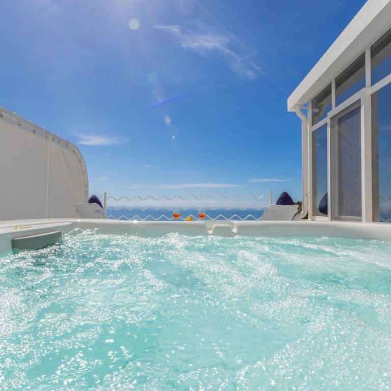 Aurora Luxury Suites Seaview - One-Bedroom House - 2