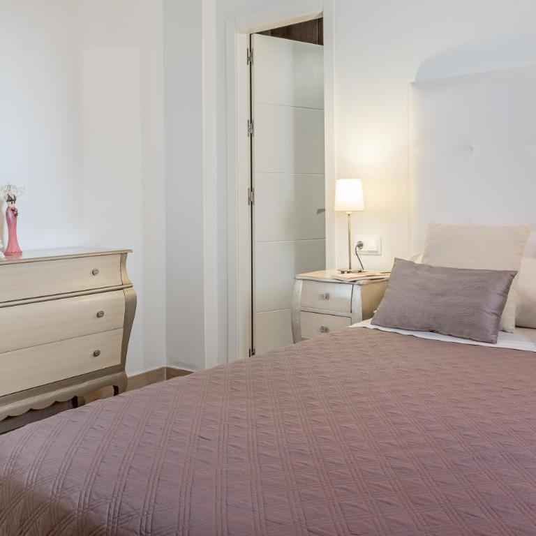 Apartamento Los Naranjos en Vejer - Habitación Cuádruple con ducha - 11