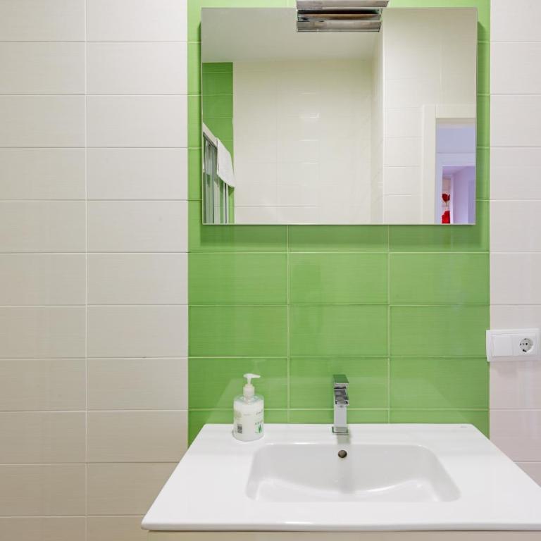Apartamento Los Naranjos en Vejer - Habitación Cuádruple con ducha - 13