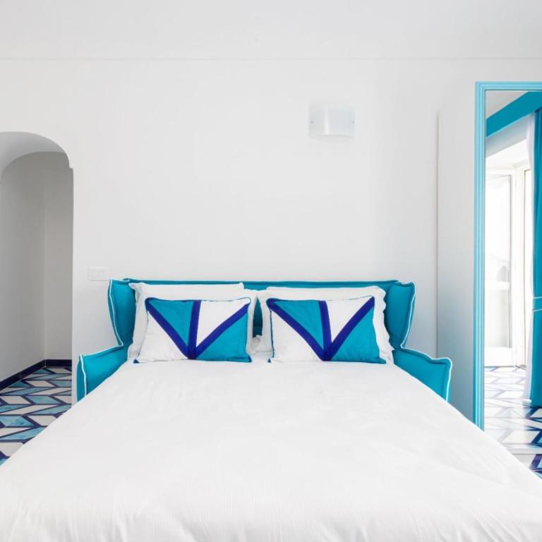 Aurora Luxury Suites Seaview - One-Bedroom House - 4