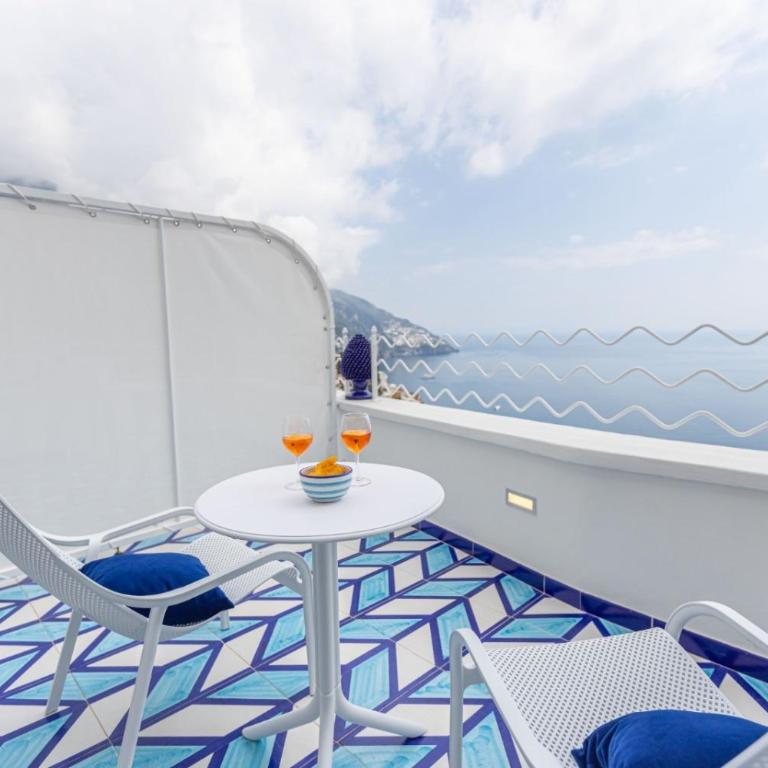 Aurora Luxury Suites Seaview - One-Bedroom House - 16