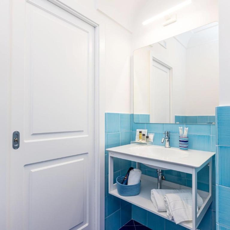 Aurora Luxury Suites Seaview - One-Bedroom House - 22