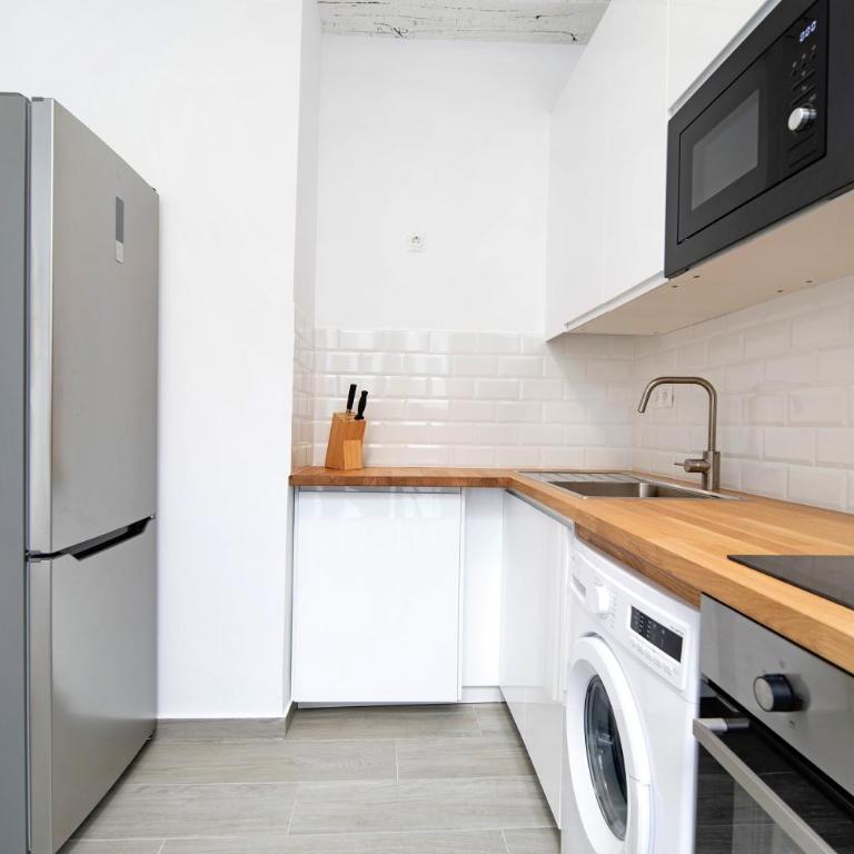 Piso con Encanto - Apartamento Deluxe de 2 dormitorios con balcón - 10