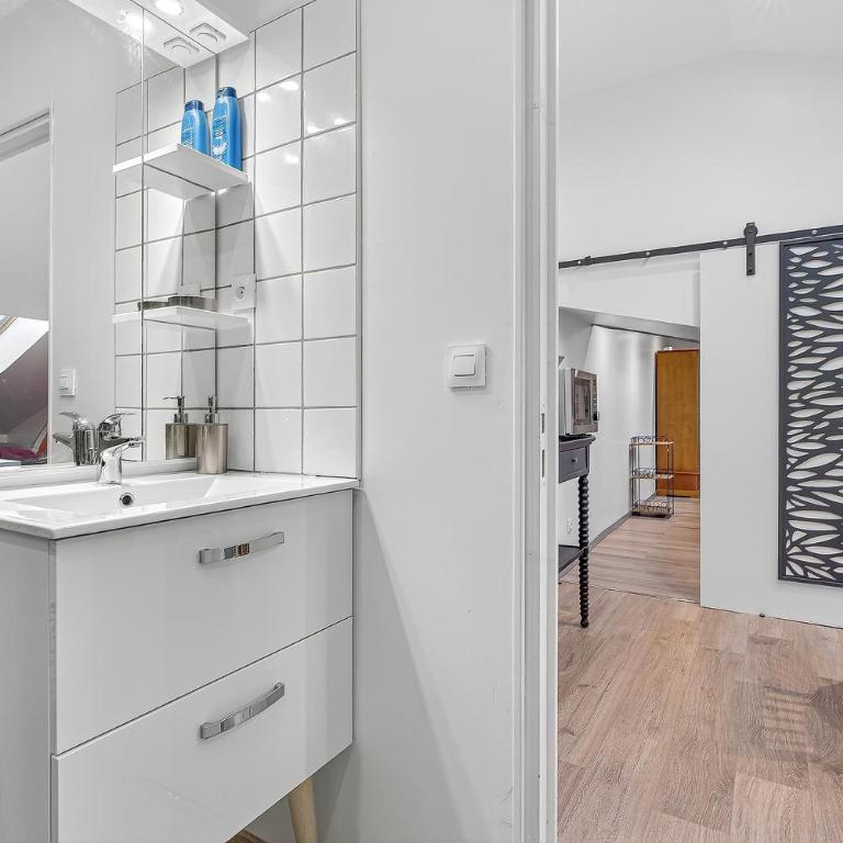 Gîte Uncinatum - La Grange Du Logis - Chambre Quadruple avec Douche - 13