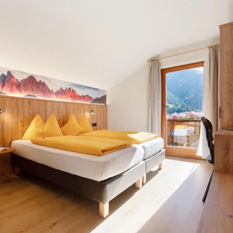 Veltierhof Villnöß - Camera Matrimoniale con Vista Montagna - 1