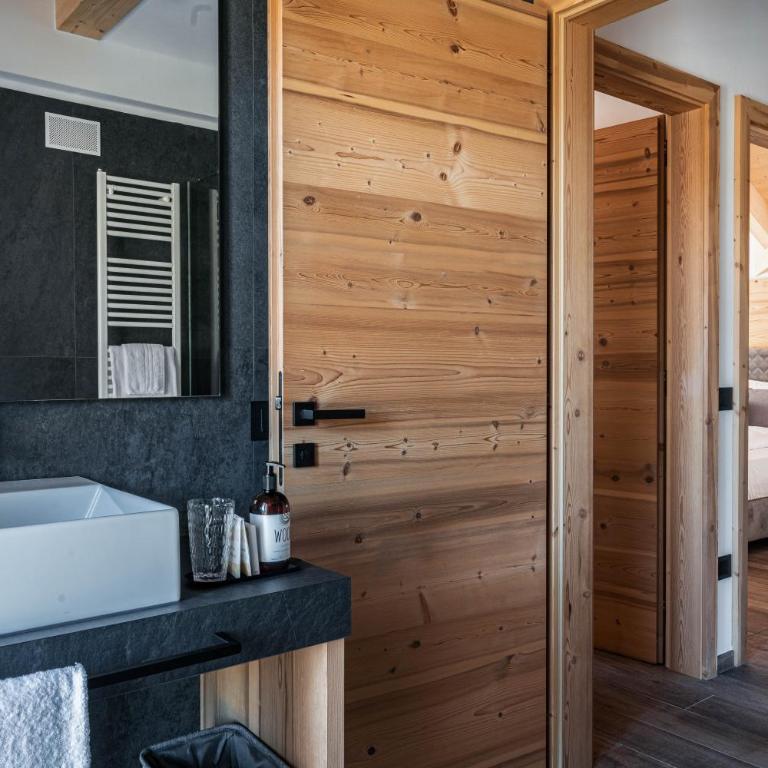 Arnica Alpin Lodge - Two-Bedroom Deluxe Apartment with Garden View - 10