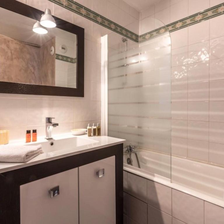 Appartement sur les pistes - 8 pers - Two-Bedroom Deluxe Apartment with Balcony - 7