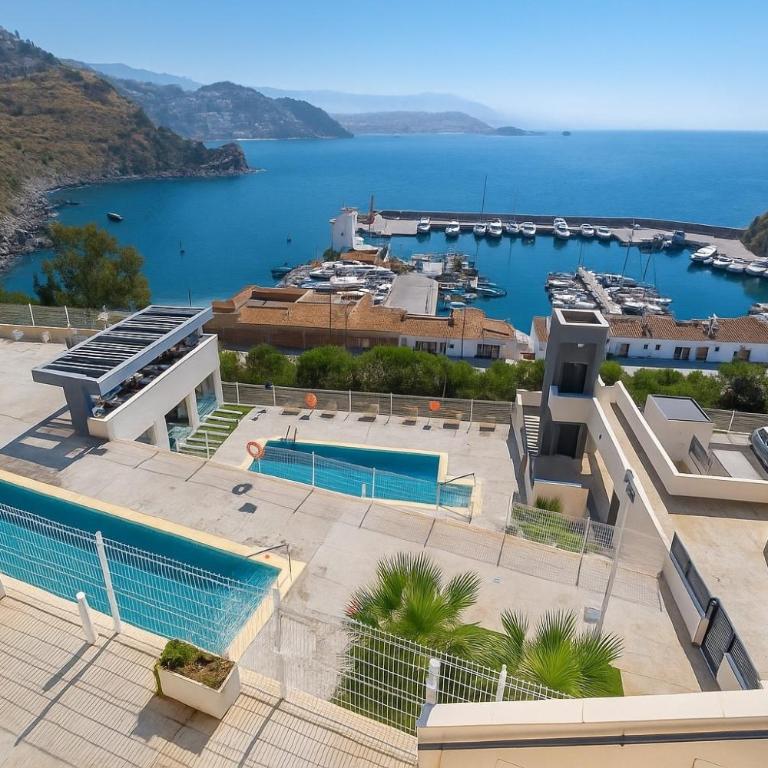 Icon Marina la Ola - Three-Bedroom Apartment with Water View - 2