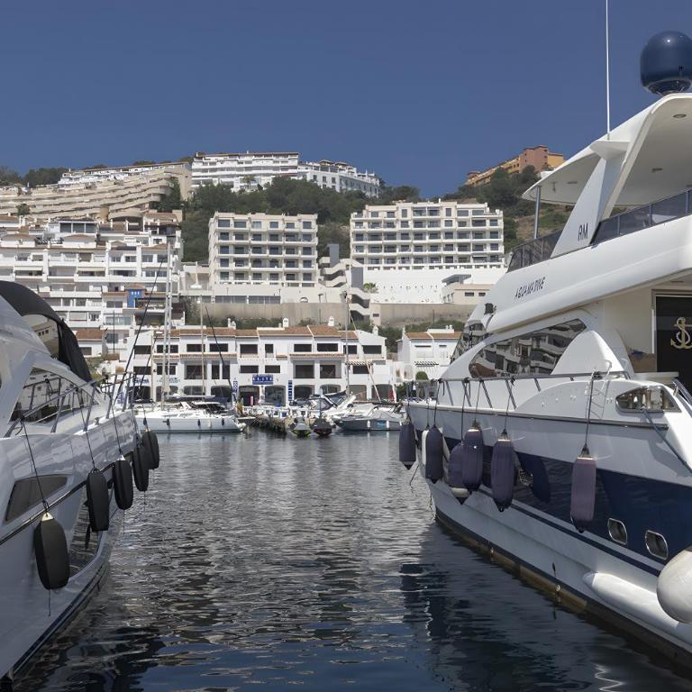 Icon Marina la Ola - Three-Bedroom Apartment with Water View - 29