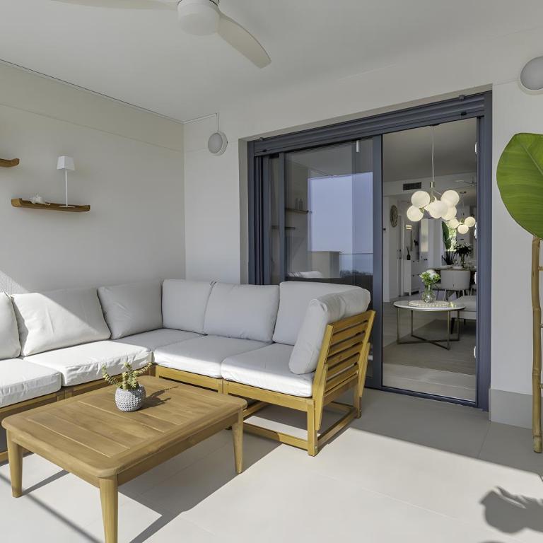 Icon Marina la Ola - Three-Bedroom Apartment with Water View - 3