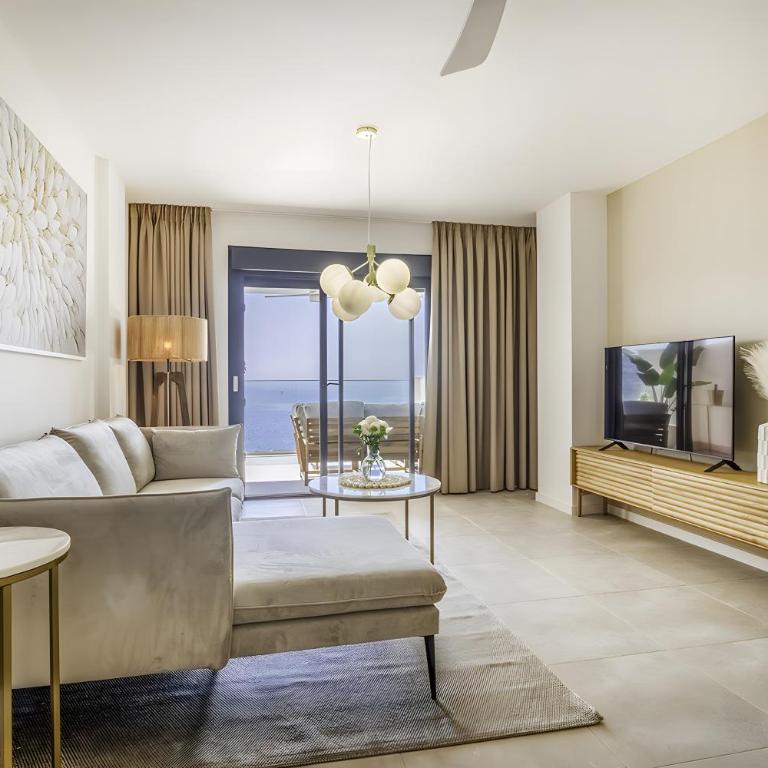 Icon Marina la Ola - Three-Bedroom Apartment with Water View - 4