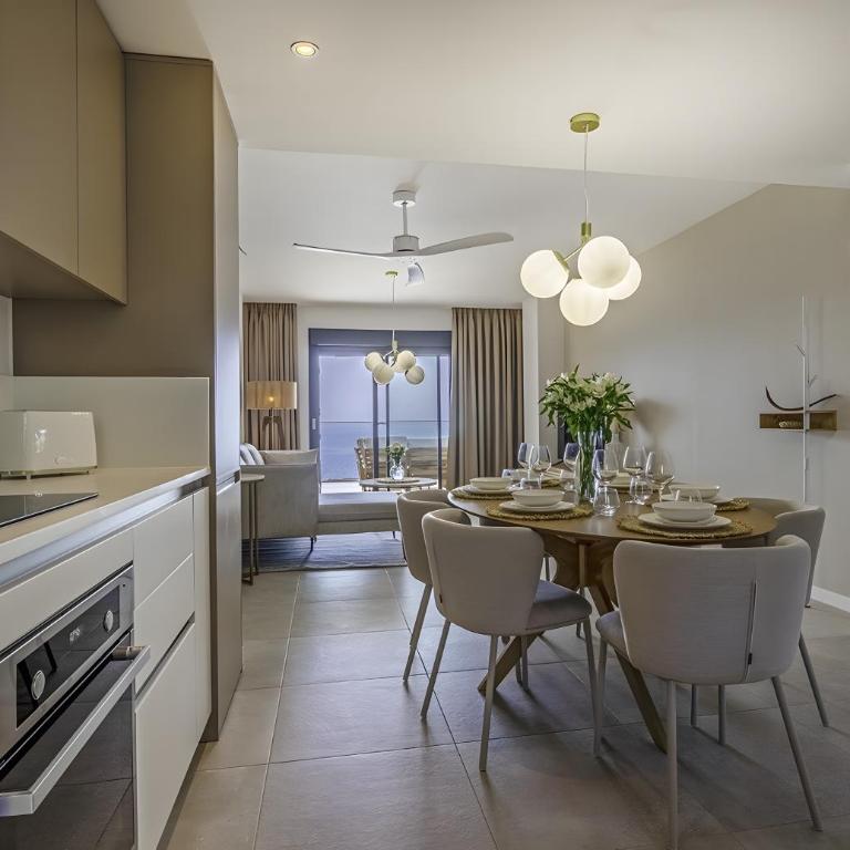 Icon Marina la Ola - Three-Bedroom Apartment with Water View - 8