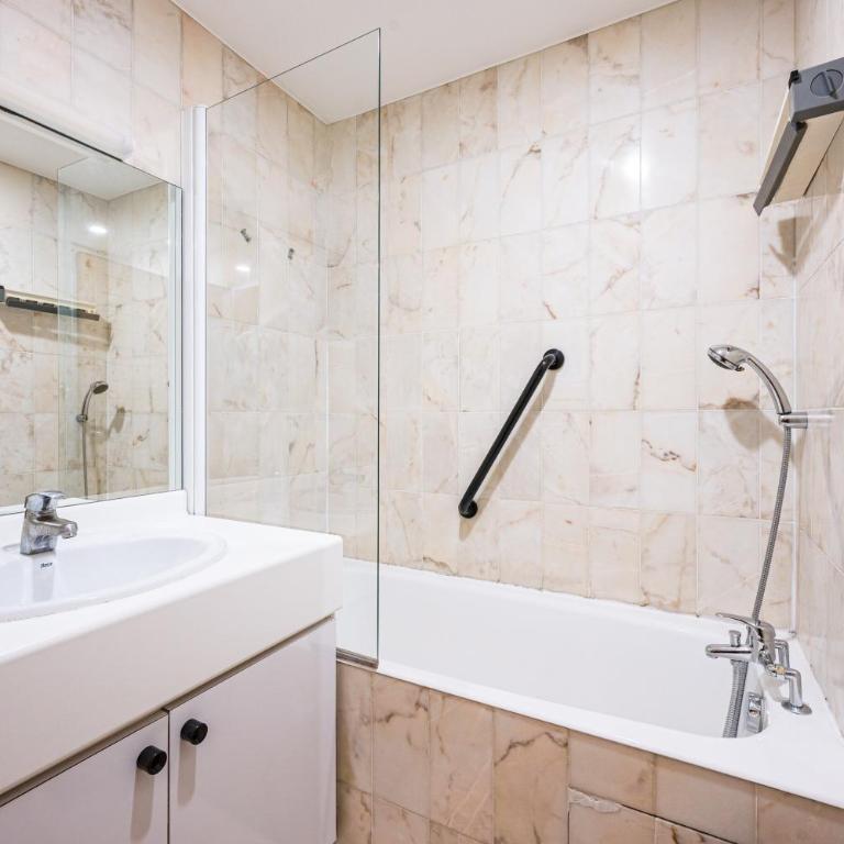 Studio Bee Happy - Appartement Supérieur - Vue sur Ville - 16