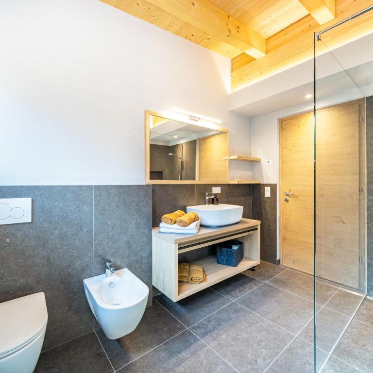 Wiesgut Ferienwohnung Golden - Two-Bedroom Deluxe Apartment with Garden View - 18