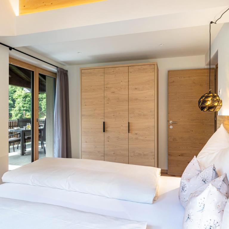 Wiesgut Ferienwohnung Golden - Two-Bedroom Deluxe Apartment with Garden View - 7