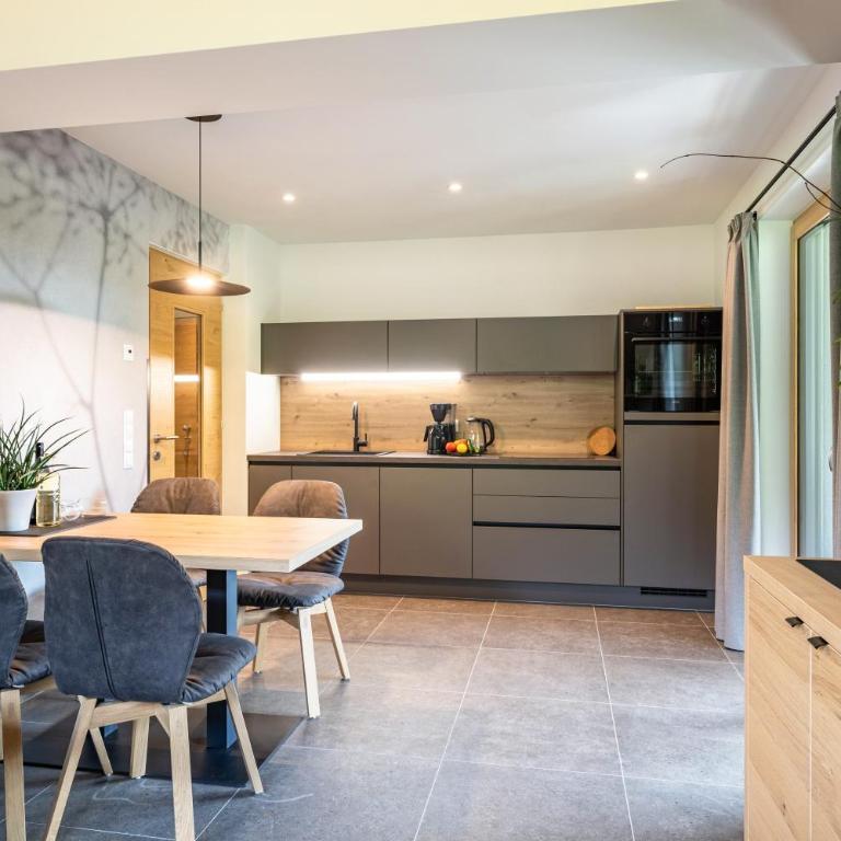 Wiesgut Ferienwohnung Golden - Two-Bedroom Deluxe Apartment with Garden View - 15