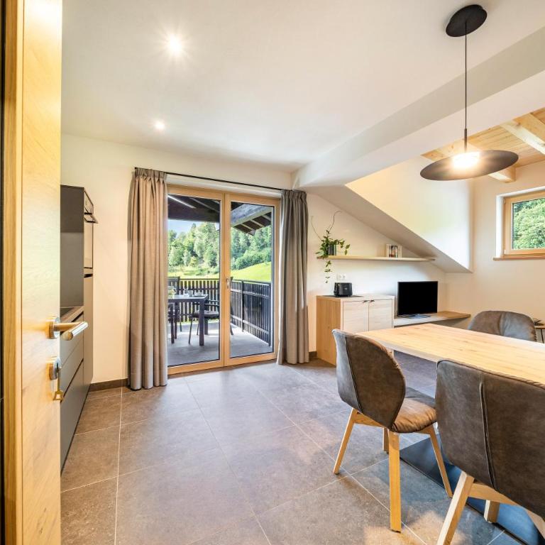 Wiesgut Ferienwohnung Golden - Two-Bedroom Deluxe Apartment with Garden View - 11