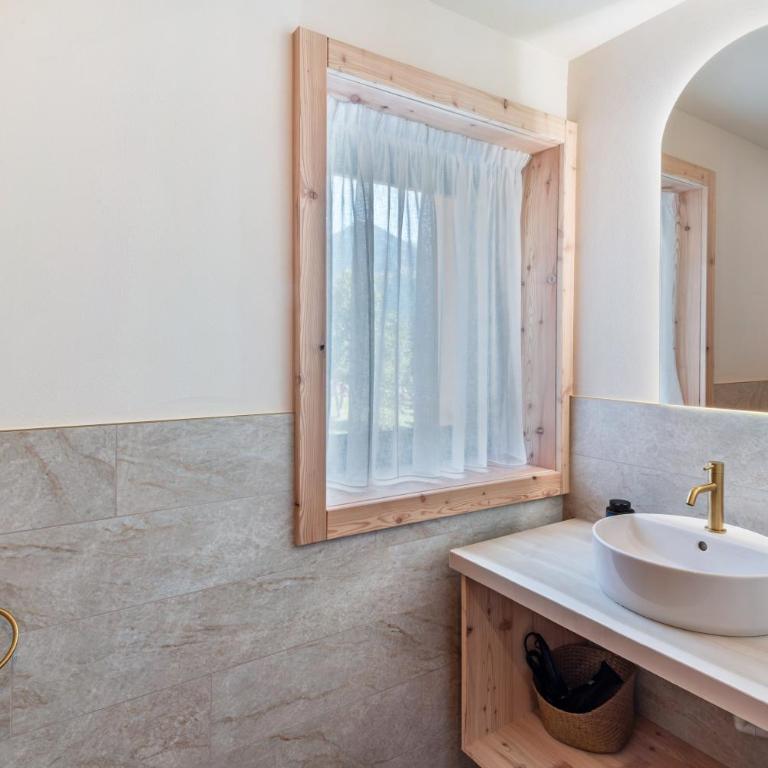 Noah Suites - Camera Queen Standard - 9