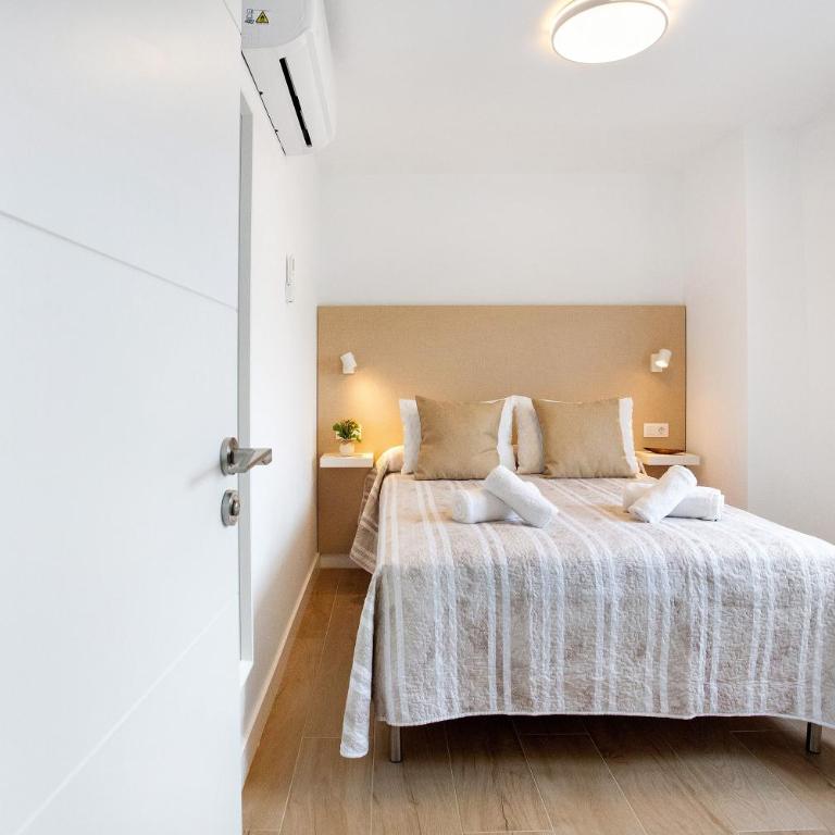 Liomor Luxury - Two-Bedroom Deluxe Apartment with Garden View - 14