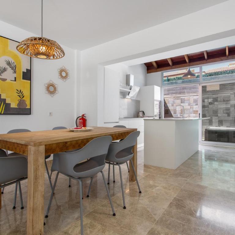 Casa Alicia - Three-Bedroom Premium Apartment with Balcony - 2