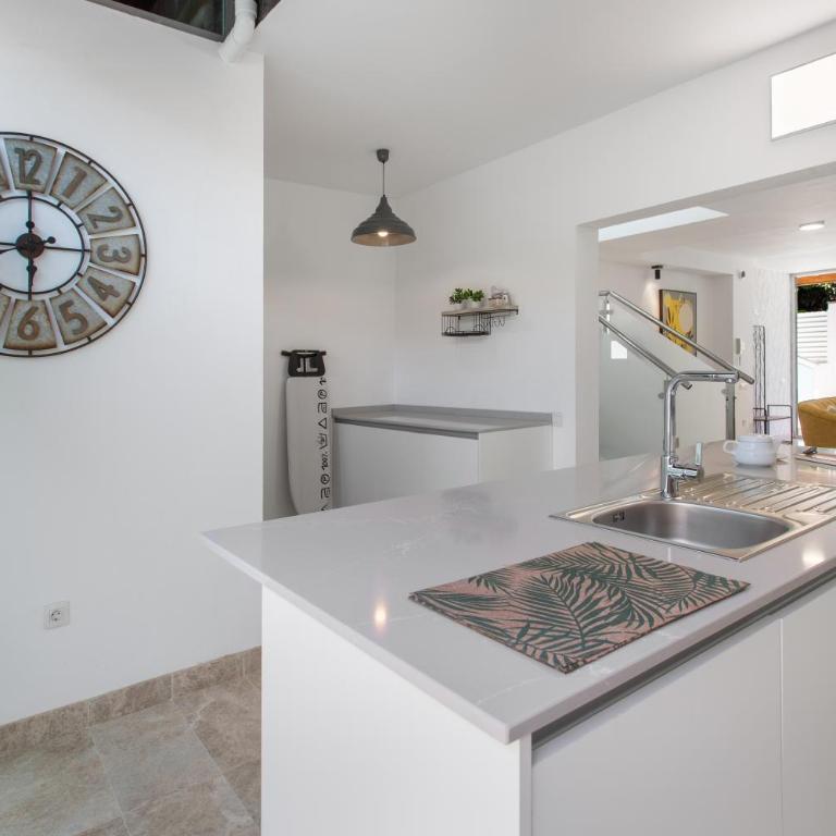 Casa Alicia - Three-Bedroom Premium Apartment with Balcony - 28