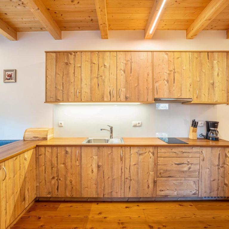 Kreuzplonhof Apt Dorfblick - Two-Bedroom Deluxe Apartment with Garden View - 23