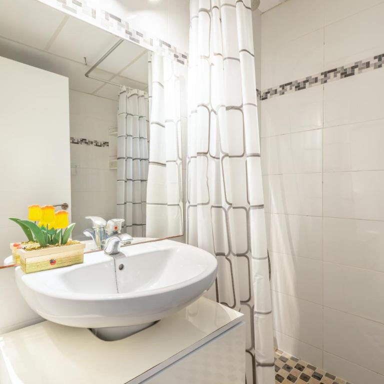 Fantastic - Two-Bedroom Deluxe Apartment with Balcony - 14