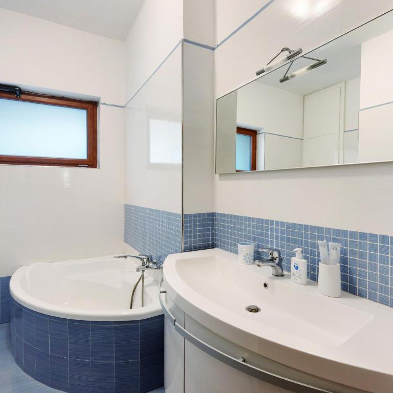Grand Terrace Family Home - Two-Bedroom Deluxe Apartment with Garden View - 8