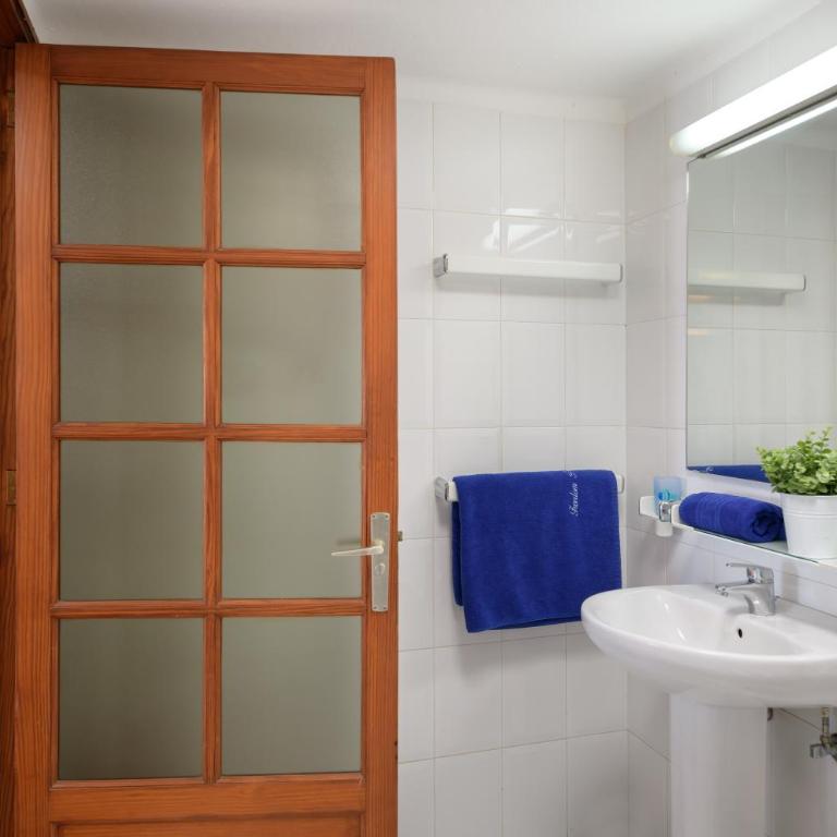 Puerto Chico 7 - Two-Bedroom Deluxe Apartment with Ocean View - 32